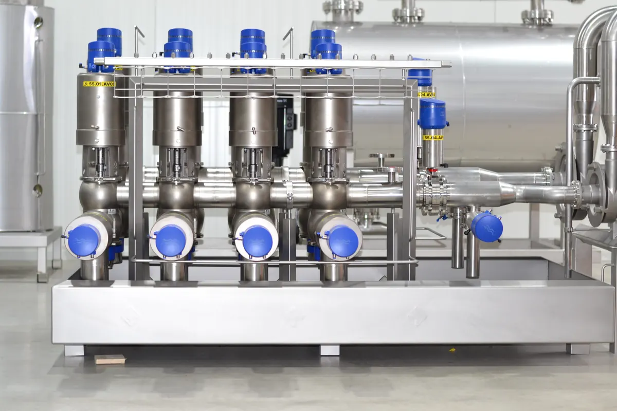 RVS-frame met lekbak waarop vier klepclusters en het leidingwerk zijn gebouwd